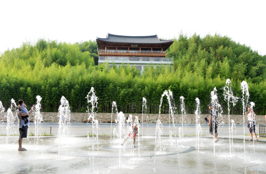 광주·전남에 폭염특보가 9일째 이어지면서 더위를 피할 수 있는 피서지가 주목받고 있다. 사진은 지난 16일 오후 담양 죽녹원 앞 분수광장에서 주민들이 더위를 피해 물놀이를 하는 모습으로, 담양은 모두투어에서 소개한 '해외여행 부럽지 않은 국내 여름휴가지 추천 7'에 꼽혔다.